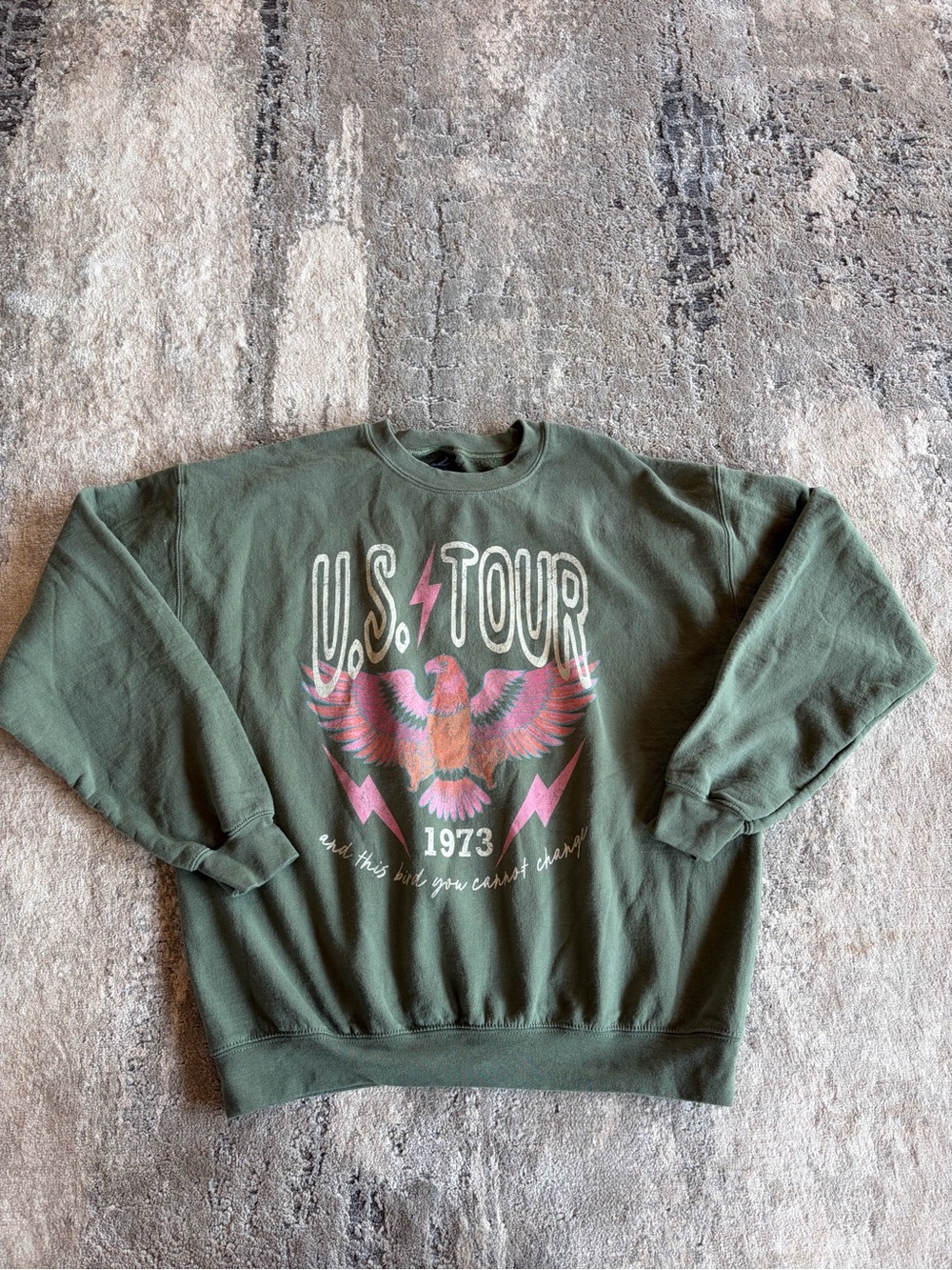 Gildan Olive Green U.S. Tour 1973 Graphic Crewneck with Pink Accents size Large